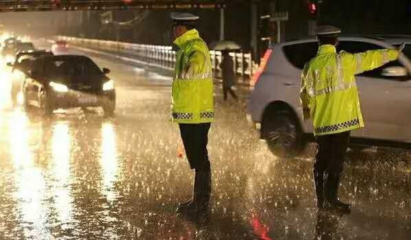 細談各國反光雨衣的防水指標（靜水壓、防潑水、透濕性）