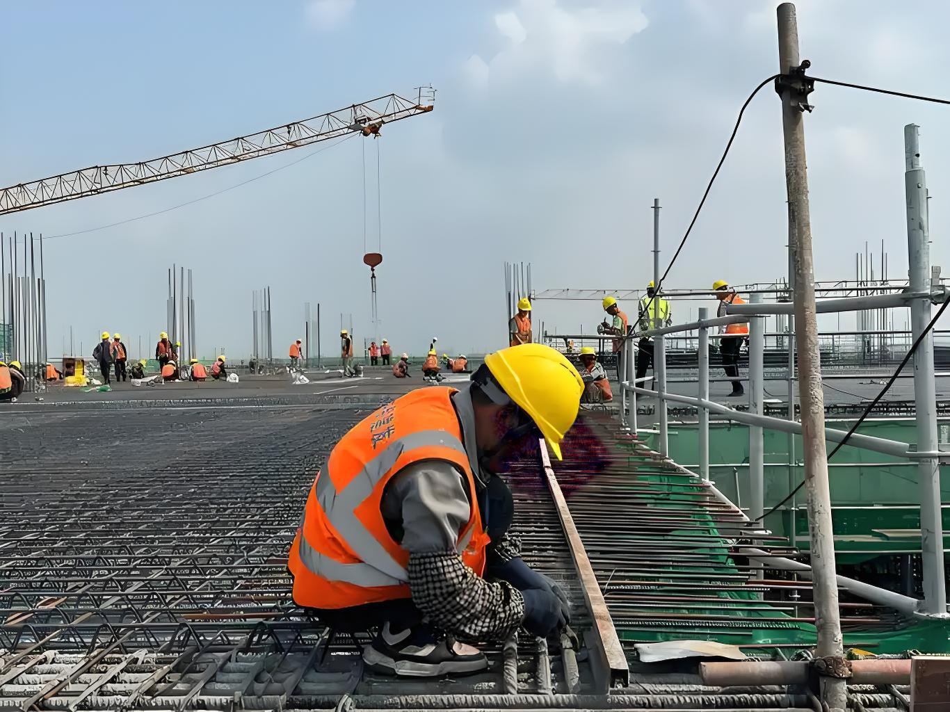 建筑安全帽材質要點：選擇與性能解析