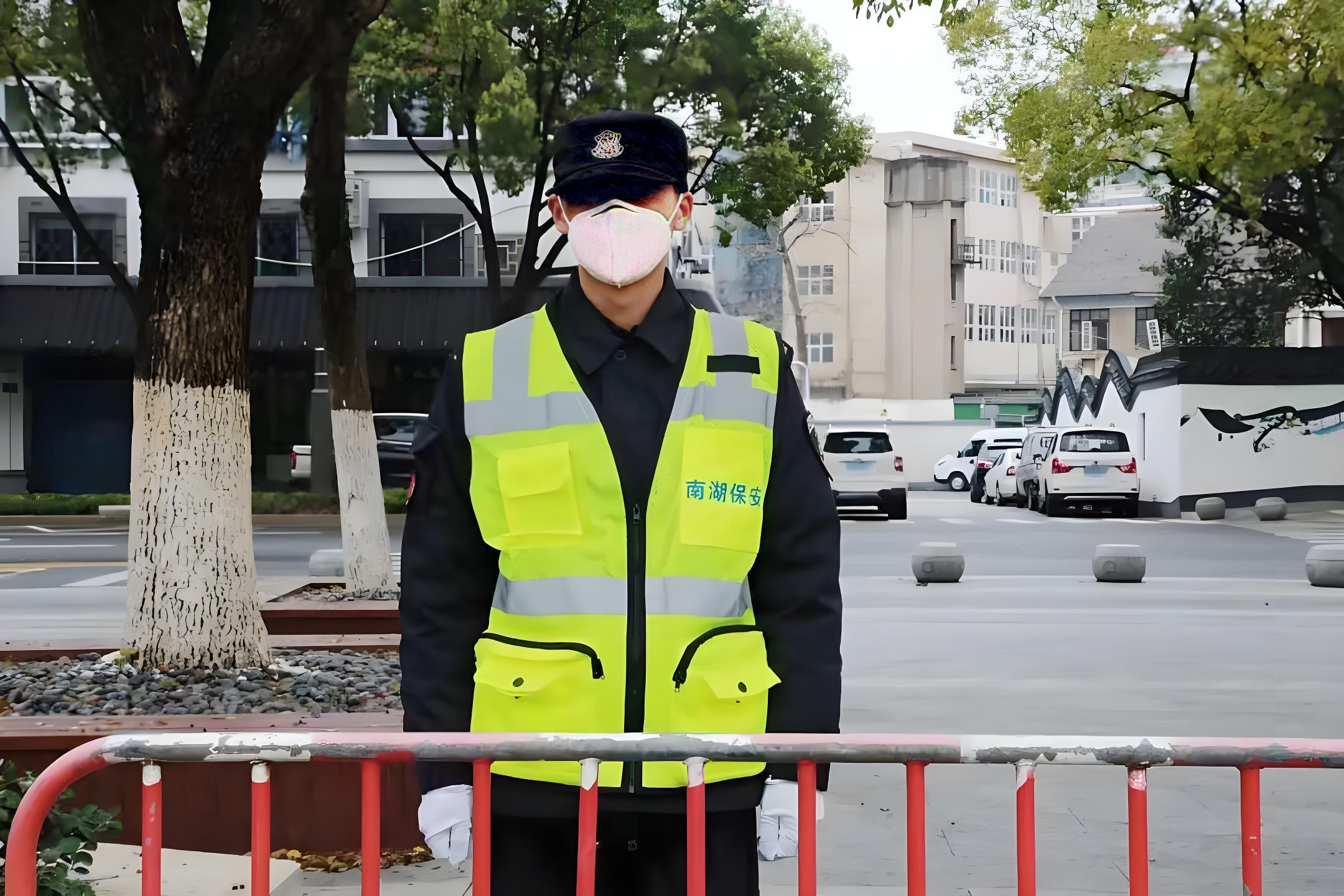 解讀警察反光背心款式：功能與設計結合