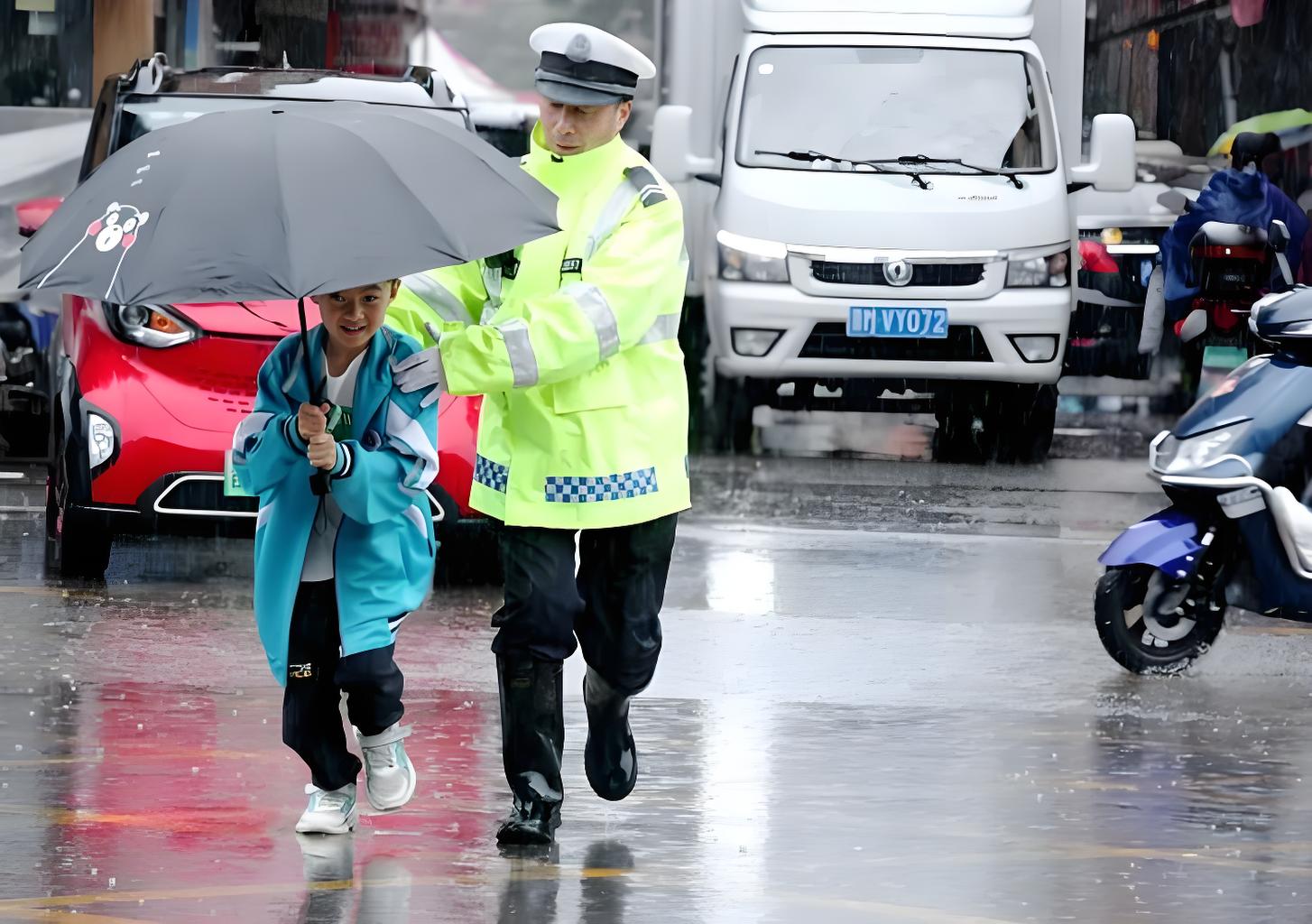 防水透氣：安全反光雨衣不可或缺的“雙保險”