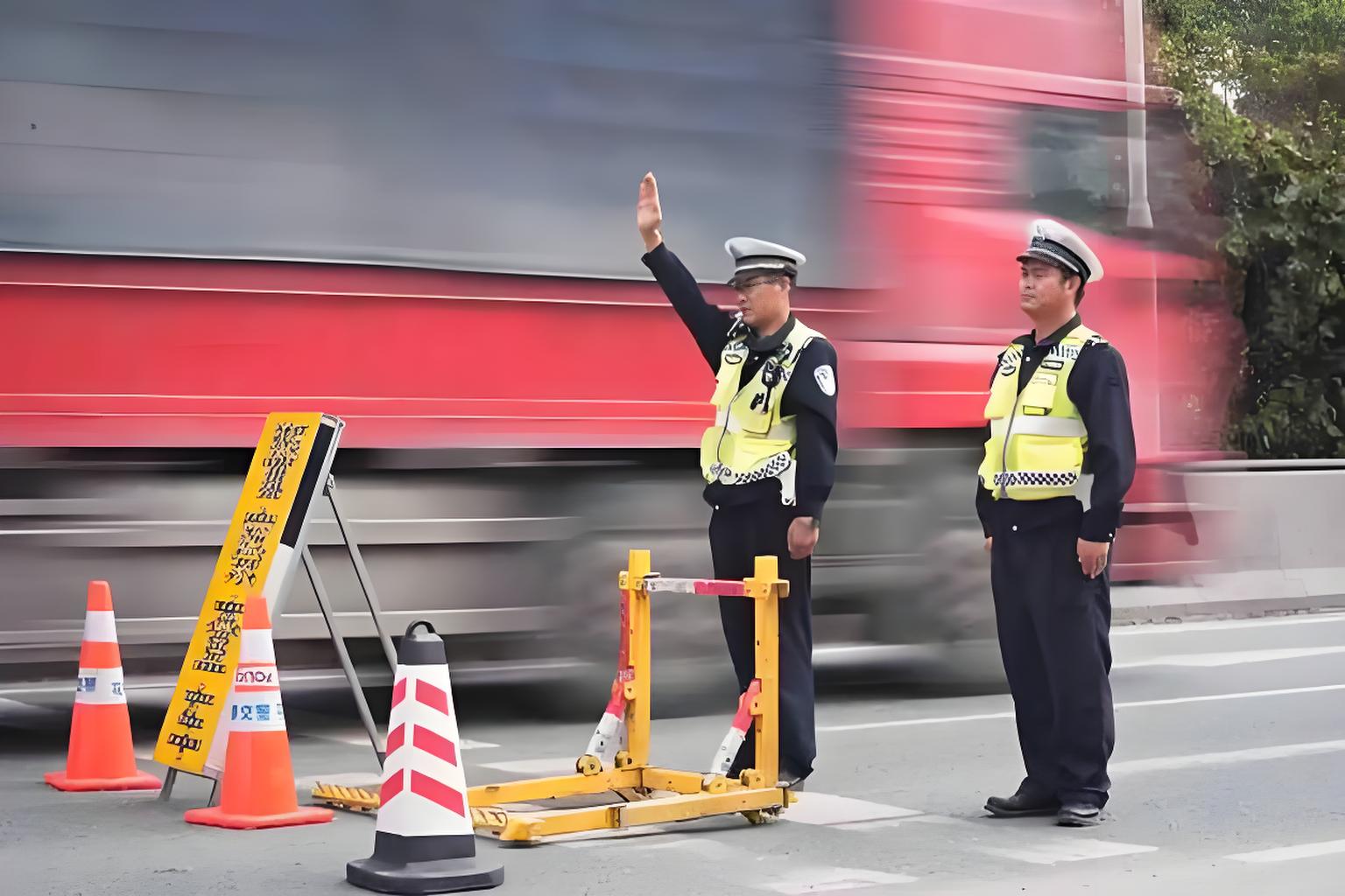 交警款式魚尾網布反光背心：專業設計與安全保障