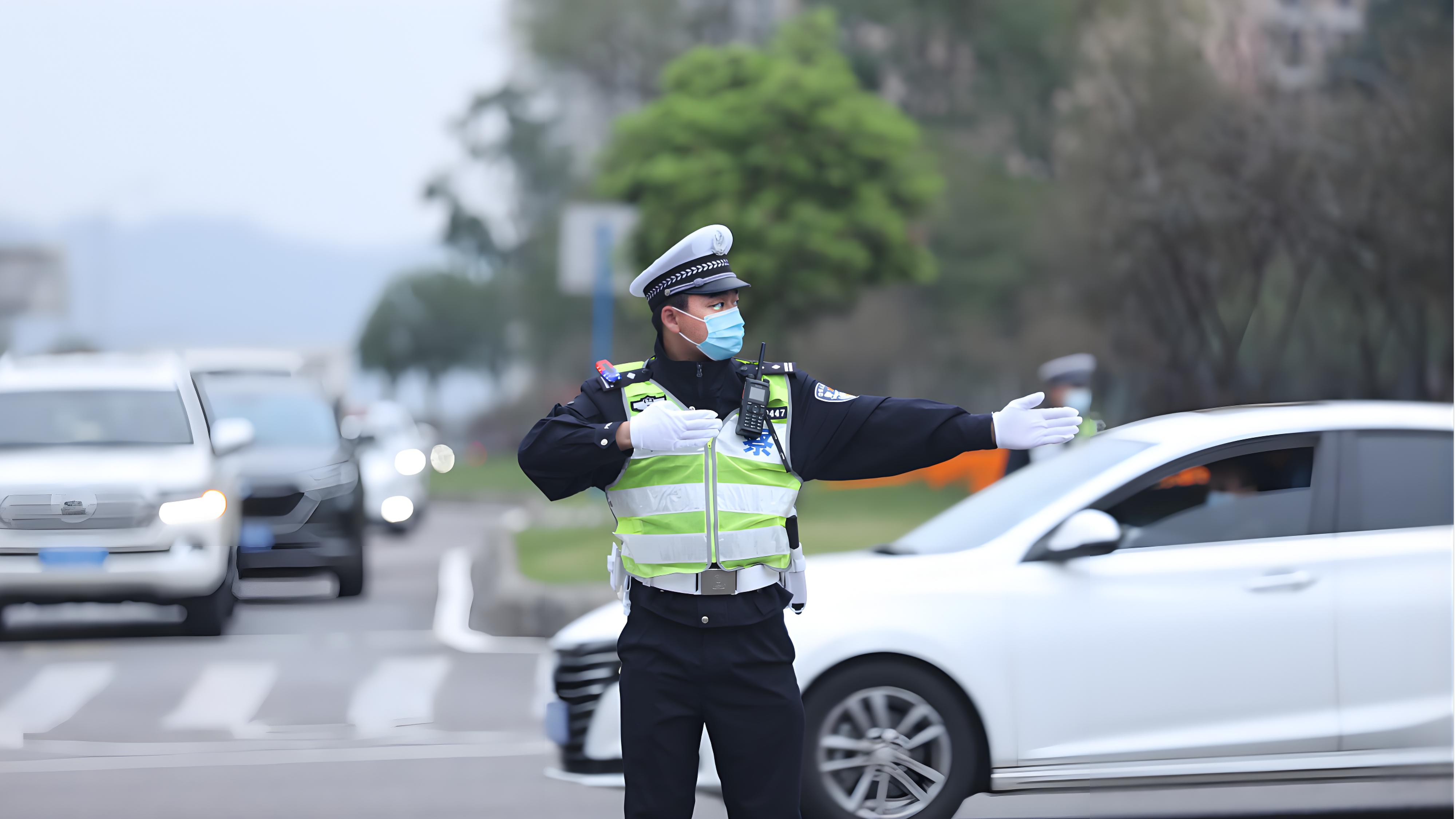 交警式反光包邊背心的實際應用場景