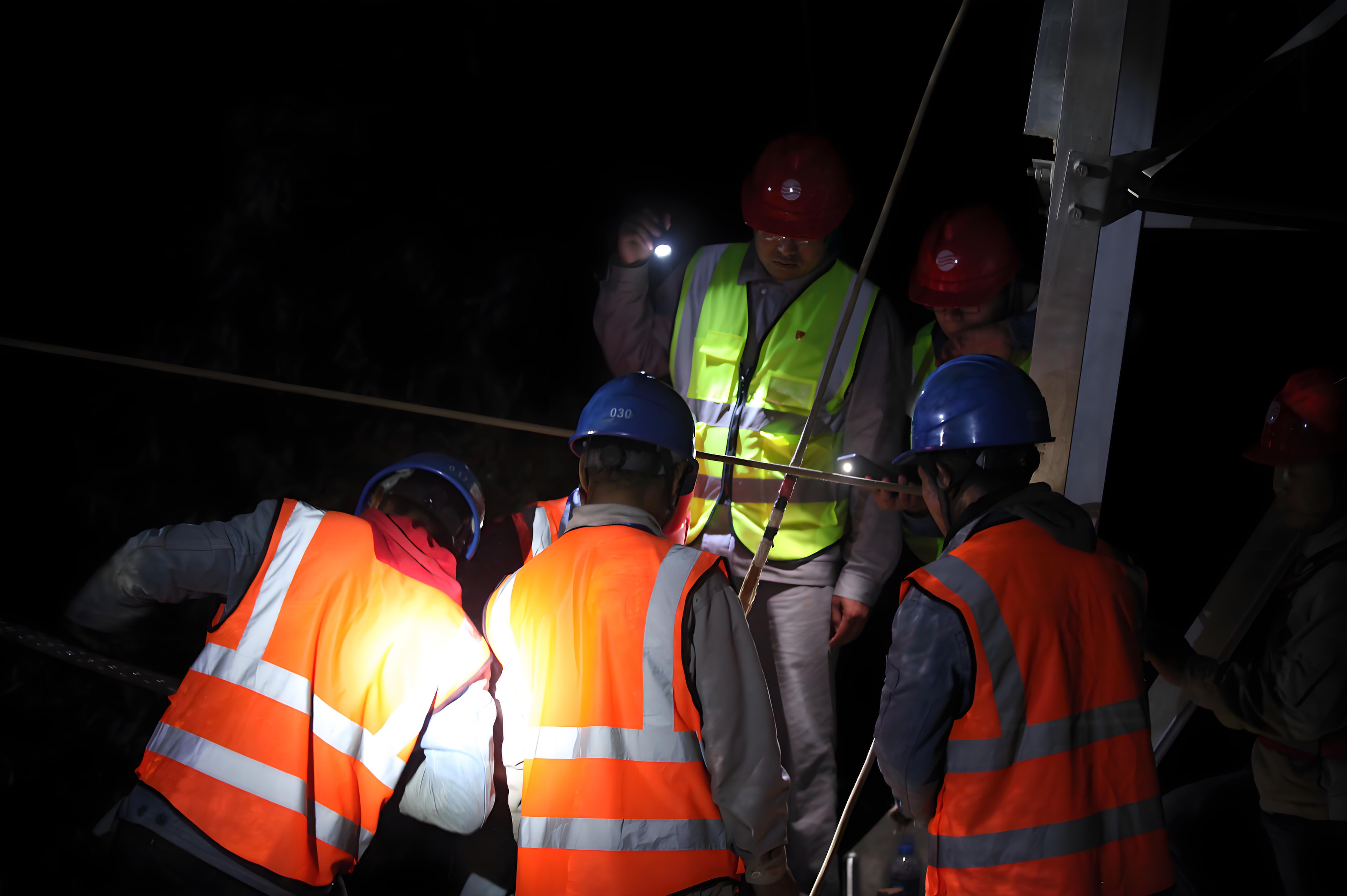 夜間作業、道路施工、物流搬運...---為什么他們都選兩橫拉鏈反光背心？