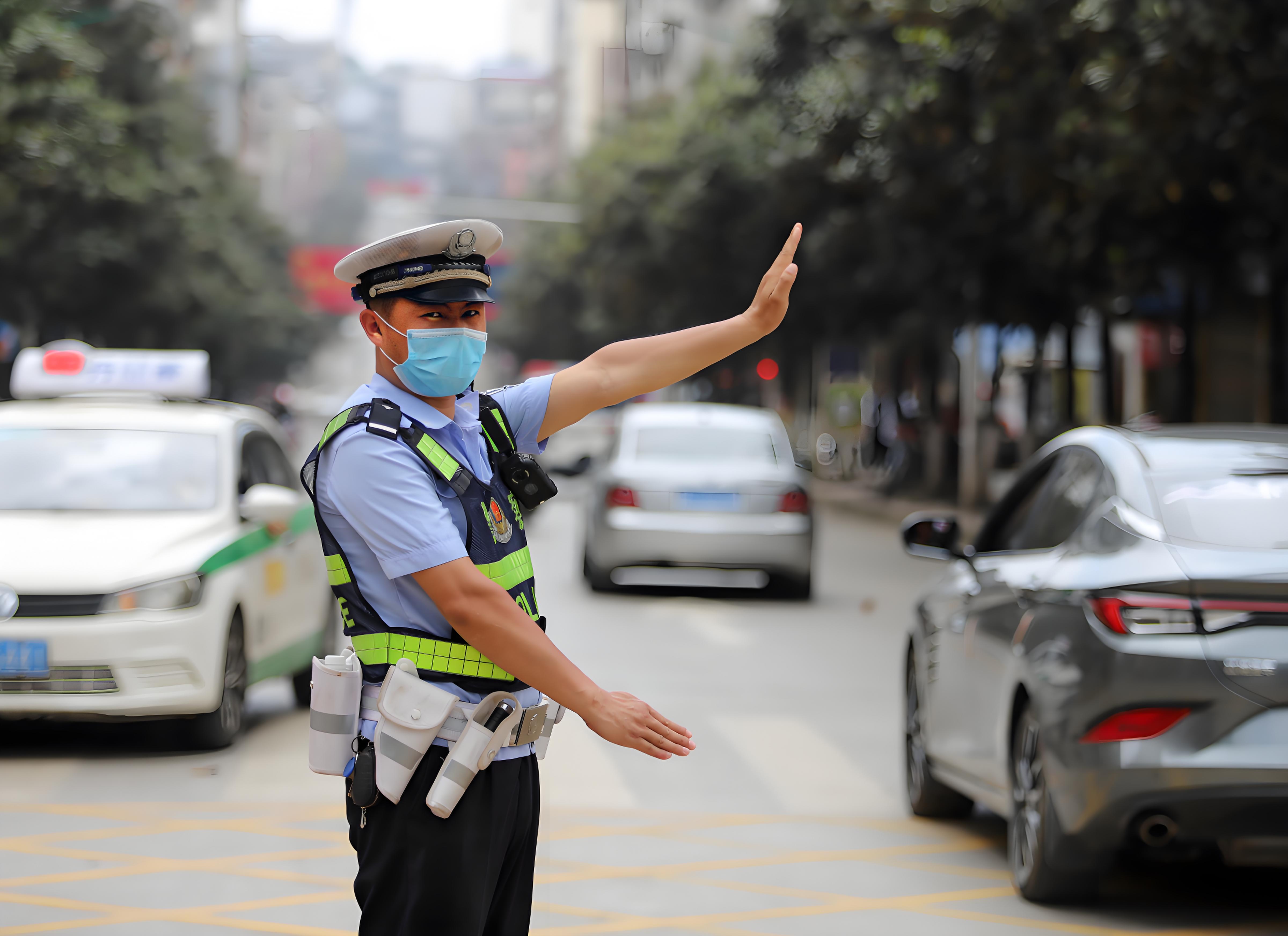 解決警員執(zhí)勤悶熱難題：交警春秋執(zhí)勤服透氣性面料的選擇標(biāo)準(zhǔn)