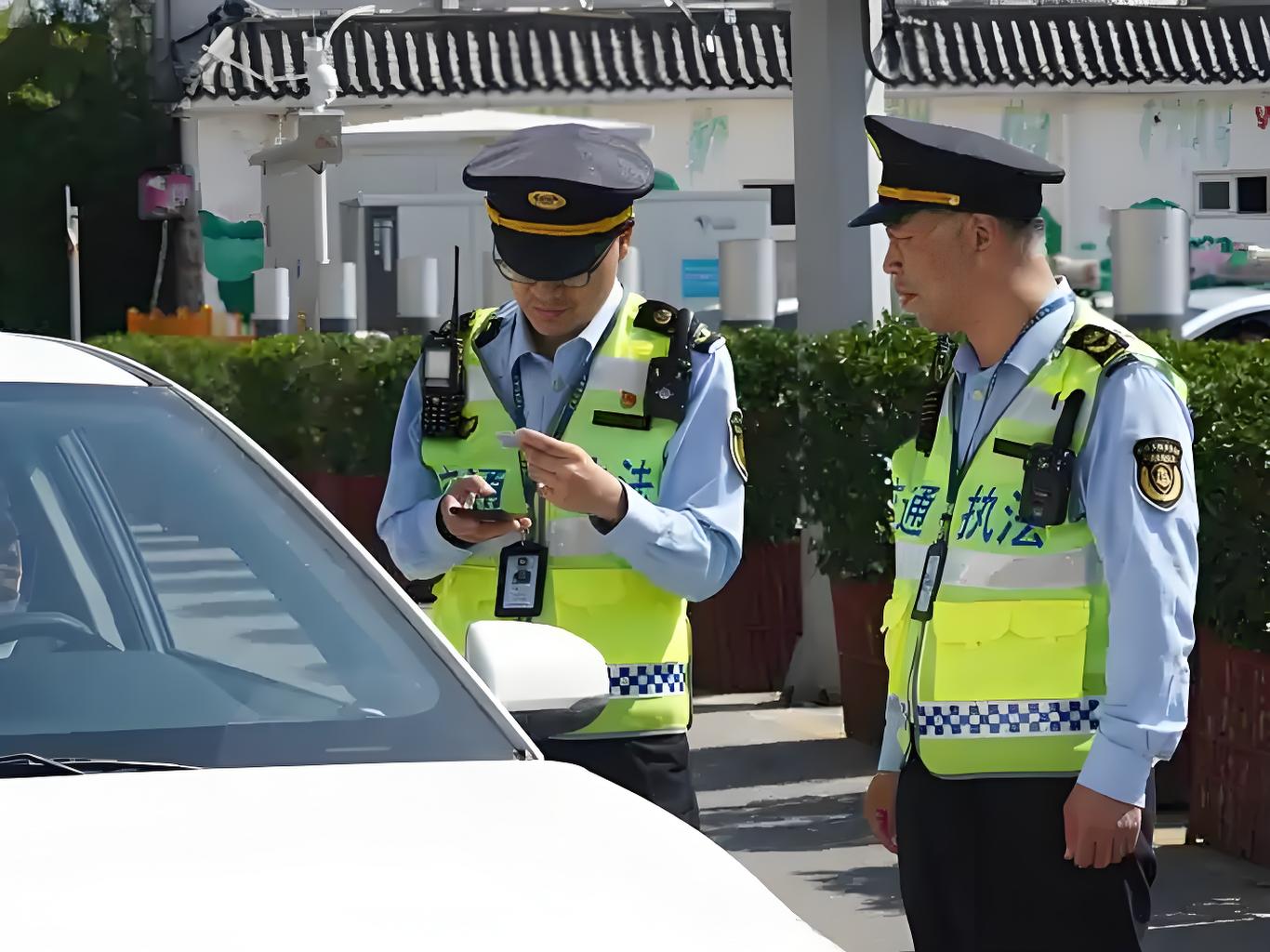 高亮反光+透氣耐磨：交通運(yùn)輸執(zhí)法反光背心的材質(zhì)