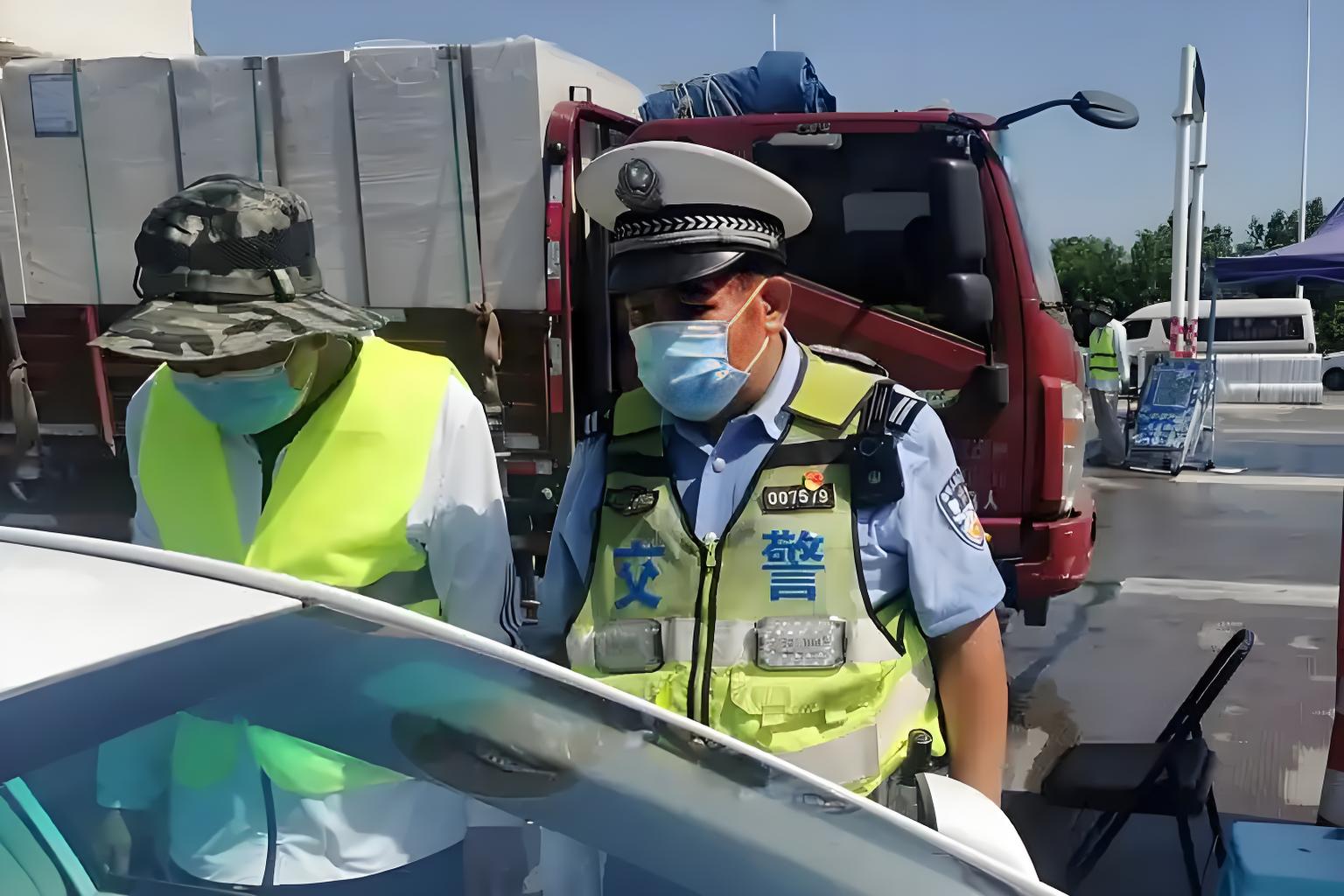 從反光警示到工具收納：多口袋工裝款反光背心的全能設計揭秘