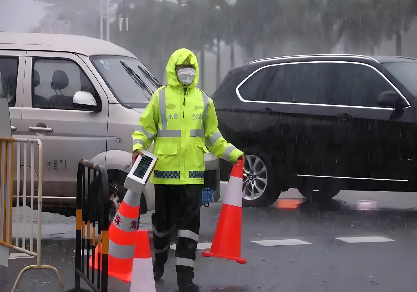 雙重防護科技：交警反光雨衣防水與反光系統的設計原理