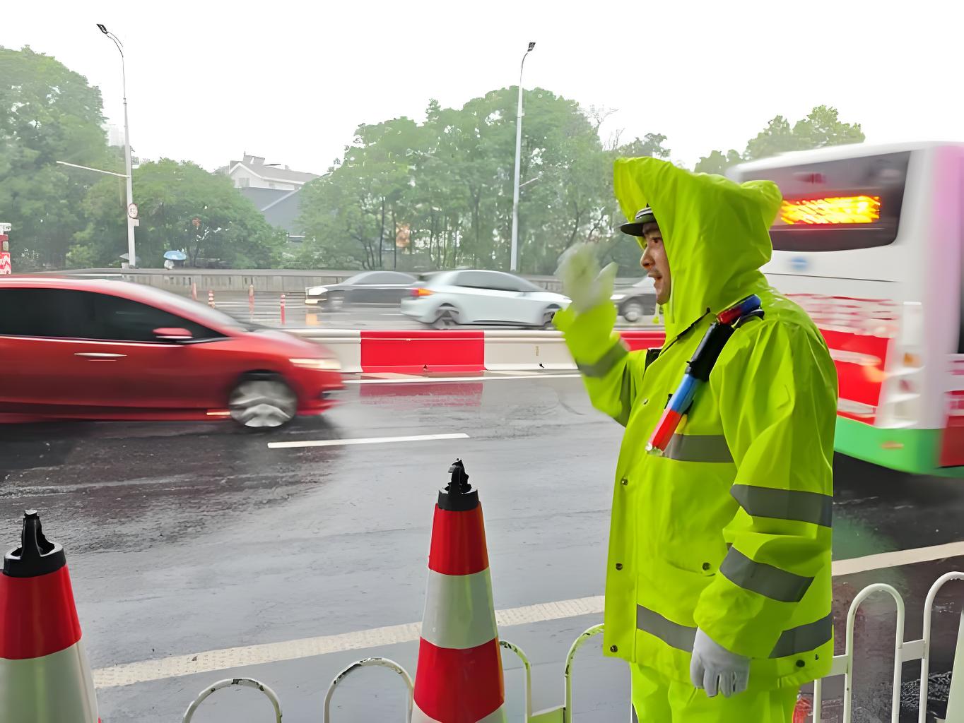 守護生命線：專業解析TC亮銀反光帶雨衣的重要性