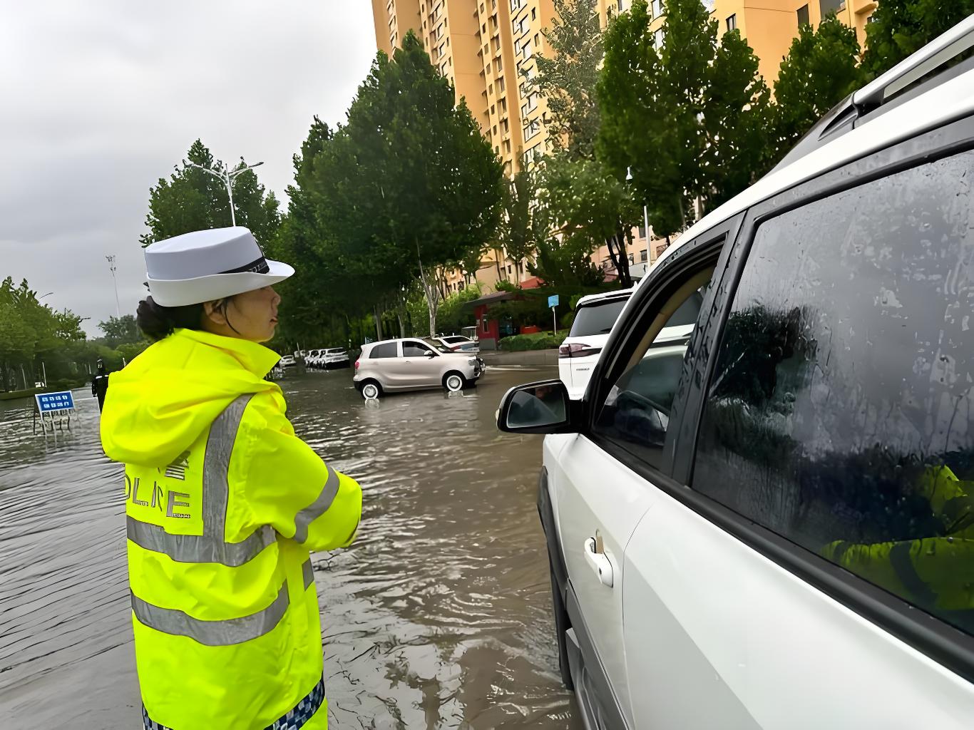 200米外可見的安全屏障：TC亮銀雨衣在高危場景下的應用解析
