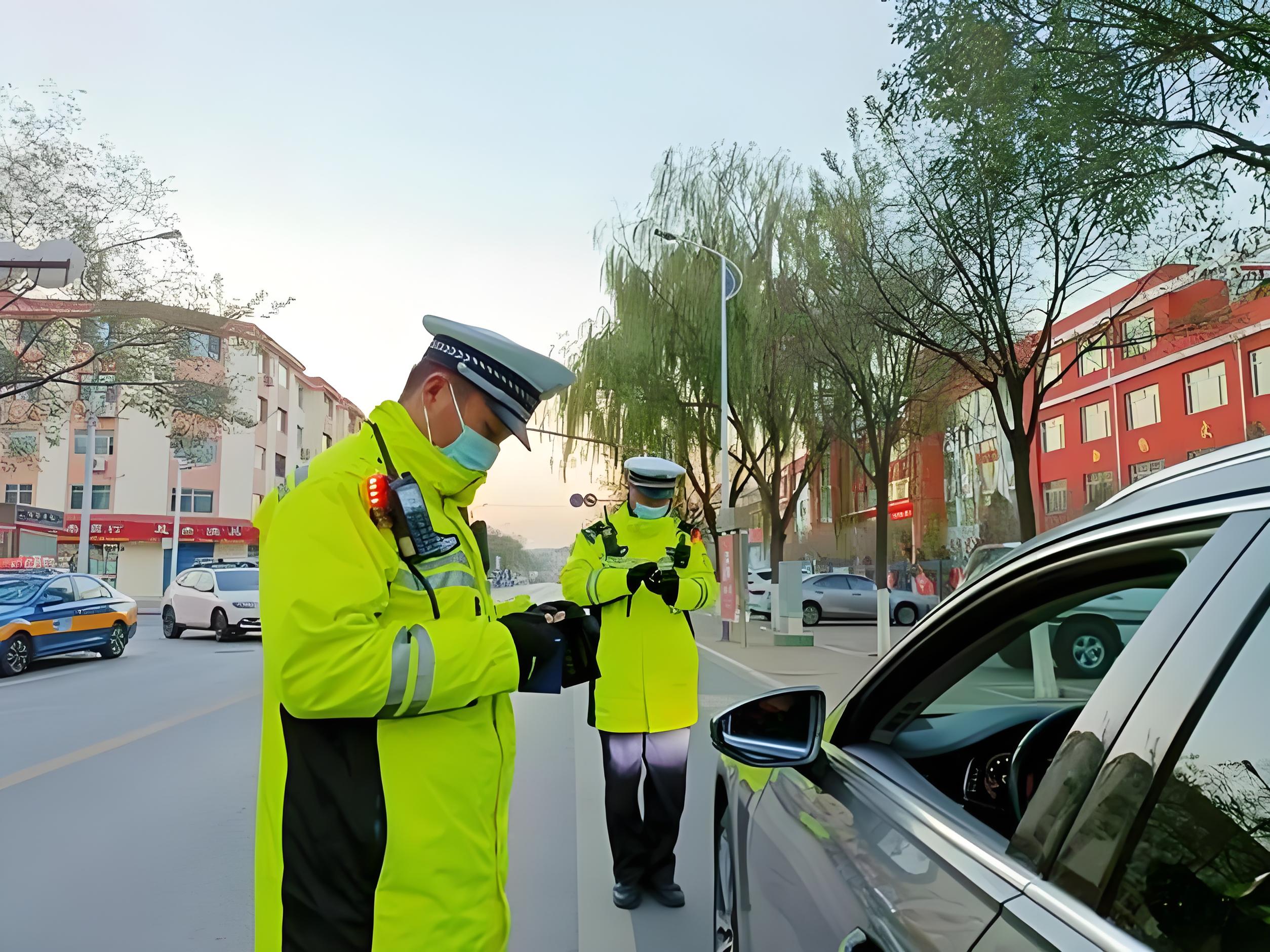 交警冬季執勤棉服：保暖與安全雙重保障