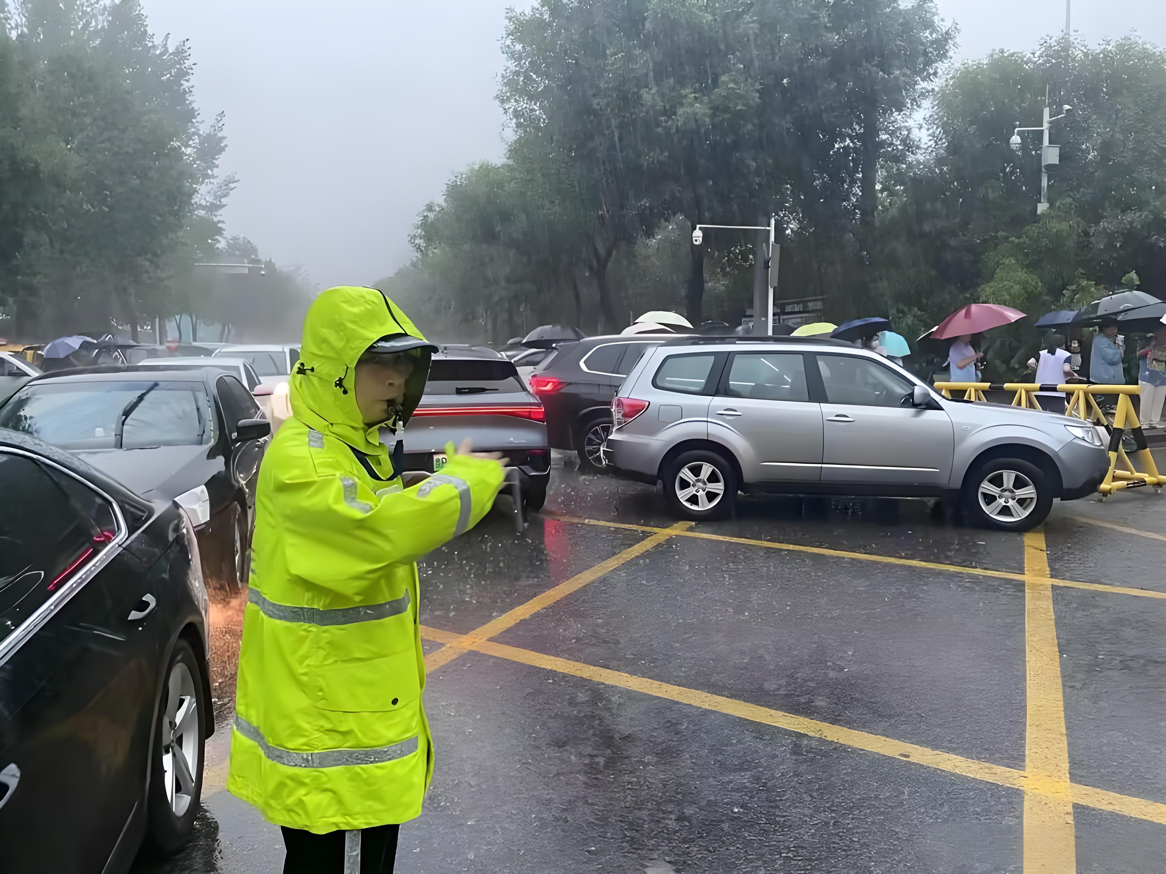 輕便長(zhǎng)款反光雨衣功能設(shè)計(jì)解析：全天候防護(hù)